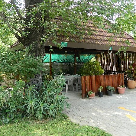 Thamalakane Guest House Маун Екстер'єр фото