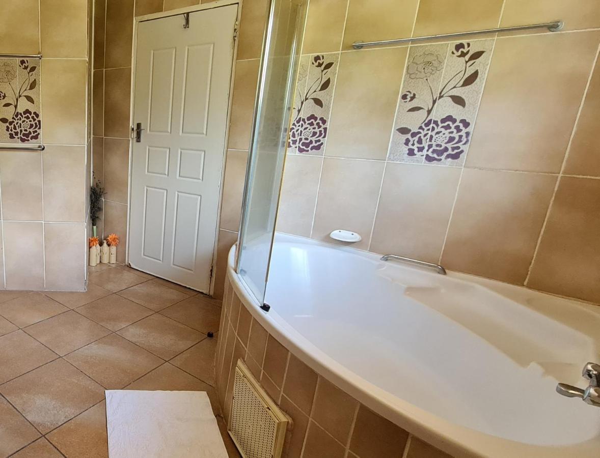 Thamalakane Guest House Маун Екстер'єр фото